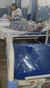 जिला अस्पताल के महिला सर्जिकल वार्ड में फैला पानी। जिला अस्पताल के महिला सर्जिकल वार्ड में फैला पानी।