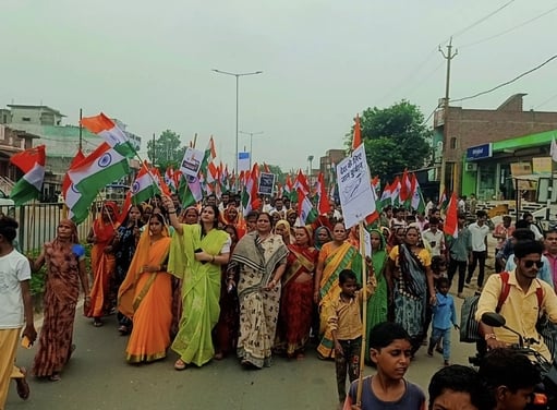 जलालाबाद में तिरंगा यात्रा निकालते भाजपाई। संवाद जलालाबाद में तिरंगा यात्रा निकालते भाजपाई। संवाद
