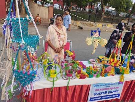 कुरुक्षेत्र। सत्या देवी की दुकान पर रखी कान्हा जी की ड्रेस और पालने। स्वयं कुरुक्षेत्र। सत्या देवी की दुकान पर रखी कान्हा जी की ड्रेस और पालने। स्वयं