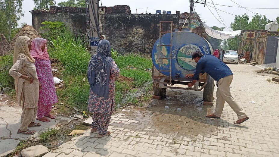 मुकारबपुर गांव में काटा गया कनेक्शन। संवाद