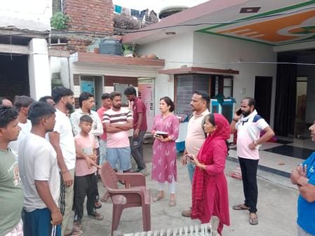 मुकारबपुर गांव में काटा गया कनेक्शन। संवाद