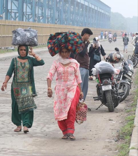 मेरठ-पौड़ी नेशनल हाईवे पर बडे वाहन न चलने के कारण बिजनौर में बैराज के पुल से पैदल जाती महिलाएं।
