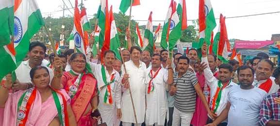 ओसीएफ में तिरंगा यात्रा निकालते अधिकारी-कर्मचारी। स्रोत: स्वयं
