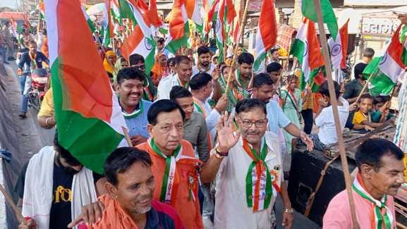ओसीएफ में तिरंगा यात्रा निकालते अधिकारी-कर्मचारी। स्रोत: स्वयं