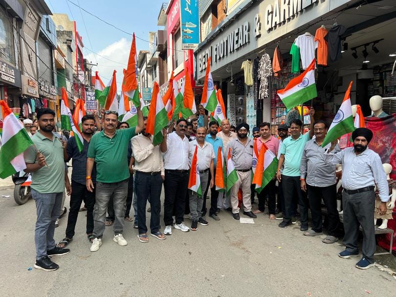 ओसीएफ में तिरंगा यात्रा निकालते अधिकारी-कर्मचारी। स्रोत: स्वयं