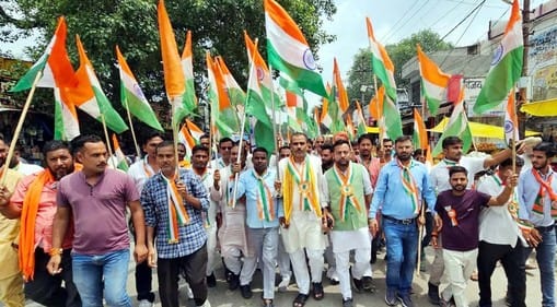 ओसीएफ में तिरंगा यात्रा निकालते अधिकारी-कर्मचारी। स्रोत: स्वयं