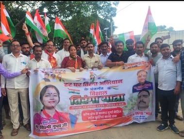 ओसीएफ में तिरंगा यात्रा निकालते अधिकारी-कर्मचारी। स्रोत: स्वयं