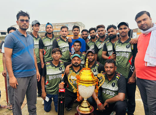 रोहित शर्मा को मैन ऑफ द मैच देते आयोजक। संवाद