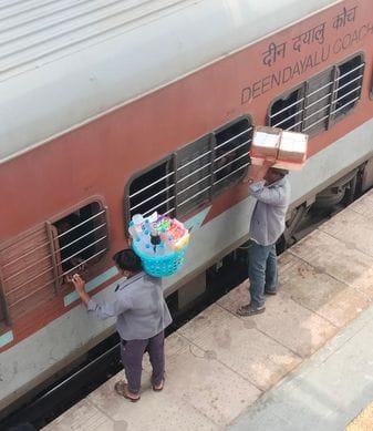 रक्षाबंधन के बाद यात्रियों की भीड़ होने के बाद प्लेटफॉर्म पर लेटे यात्री। संवाद रक्षाबंधन के बाद यात्रियों की भीड़ होने के बाद प्लेटफॉर्म पर लेटे यात्री। संवाद