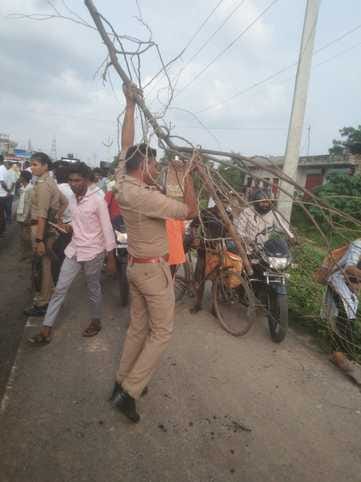 सीएचसी सरायअकिल में घायल राजेश पाल से पूछताछ करते सीओ कौशाम्बी जेपी पांडेय। संवाद सीएचसी सरायअकिल में घायल राजेश पाल से पूछताछ करते सीओ कौशाम्बी जेपी पांडेय। संवाद