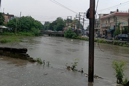 सहारनपुर में फिर उफान पर आई ढमोला नदी आसपास की कॉलाेनी में बढ़ा पानी का खतरा