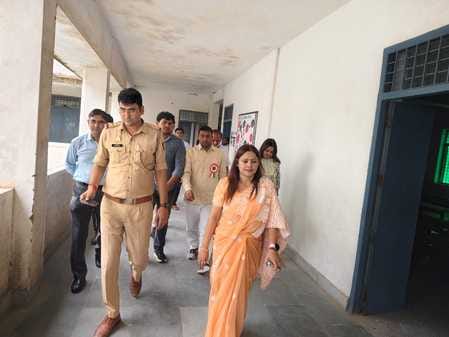 सरूरपुर। गांव जसड़ सुल्तान नगर में राजकीय पॉलिटेक्निक का निरीक्षण करती मीनाक्षी भराला। संवाद सरूरपुर। गांव जसड़ सुल्तान नगर में राजकीय पॉलिटेक्निक का निरीक्षण करती मीनाक्षी भराला। संवाद