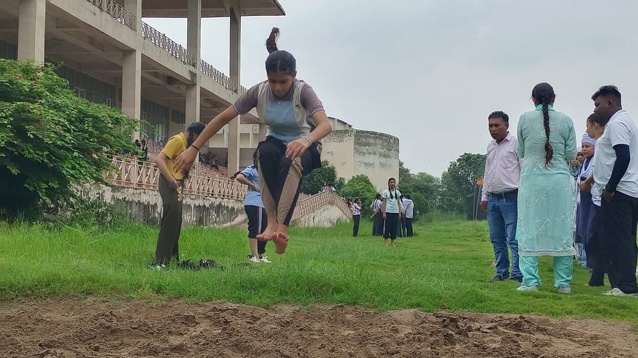 शहर के राजीव गांधी खेल स्टेडियम में खो-खो प्रतियोगिता में खेलते हुए खिलाड़ी। स्त्रोत