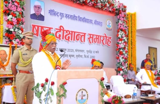 शोधार्थी को पीएचडी की उपाधि एवं विषय अनुसार प्रथम रहने पर स्वर्ण पदक प्रदान करते राज्यपाल।