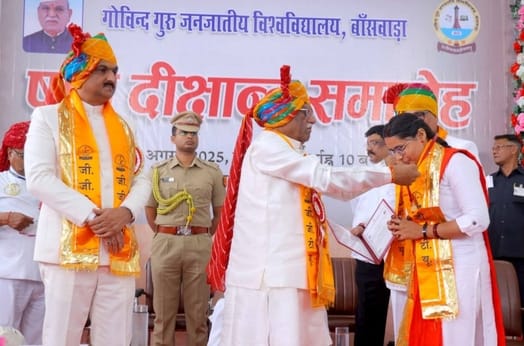 शोधार्थी को पीएचडी की उपाधि एवं विषय अनुसार प्रथम रहने पर स्वर्ण पदक प्रदान करते राज्यपाल।