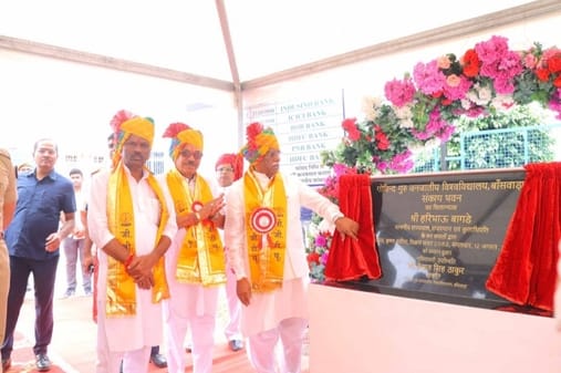 शोधार्थी को पीएचडी की उपाधि एवं विषय अनुसार प्रथम रहने पर स्वर्ण पदक प्रदान करते राज्यपाल।