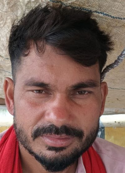 तटबंध पर बाढ़ पीड़ितों को ऐसे बनाए गए हैं आश्रय स्थल। संवाद