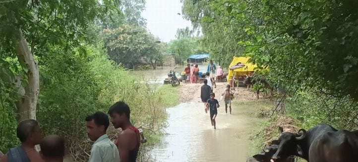 तटबंध पर बाढ़ पीड़ितों को ऐसे बनाए गए हैं आश्रय स्थल। संवाद