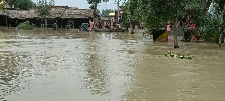 तटबंध पर बाढ़ पीड़ितों को ऐसे बनाए गए हैं आश्रय स्थल। संवाद