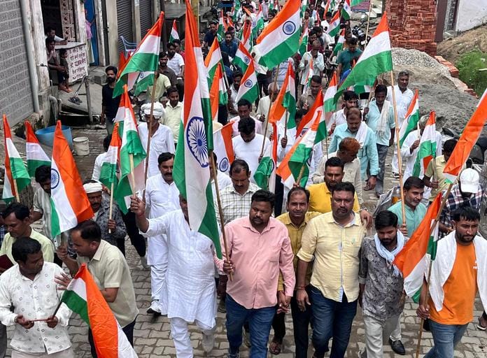 दौराला - हर घर तिरंगा अभियान के तहत यात्रा निकालते भाजपाई। स्रोत : स्वयं दौराला - हर घर तिरंगा अभियान के तहत यात्रा निकालते भाजपाई। स्रोत : स्वयं