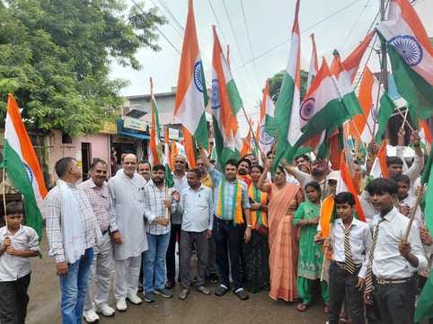 दौराला - हर घर तिरंगा अभियान के तहत यात्रा निकालते भाजपाई। स्रोत : स्वयं दौराला - हर घर तिरंगा अभियान के तहत यात्रा निकालते भाजपाई। स्रोत : स्वयं