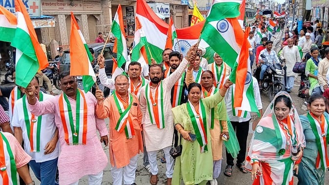 दौराला - हर घर तिरंगा अभियान के तहत यात्रा निकालते भाजपाई। स्रोत : स्वयं दौराला - हर घर तिरंगा अभियान के तहत यात्रा निकालते भाजपाई। स्रोत : स्वयं