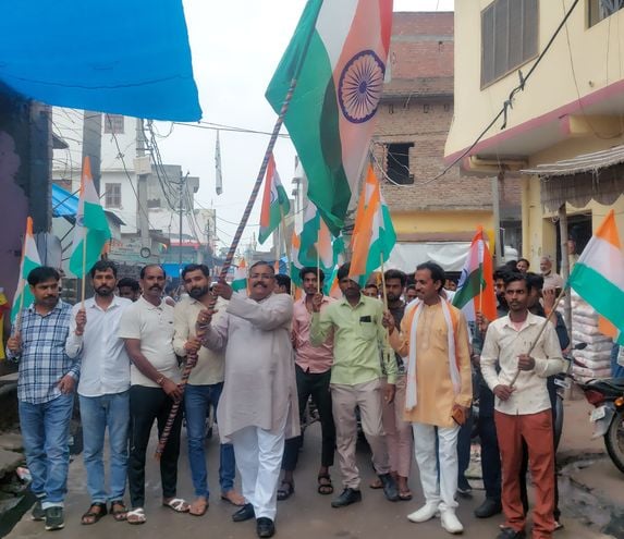 उघैती में निकली तिरंगा यात्रा में शामिल लोग। संवाद उघैती में निकली तिरंगा यात्रा में शामिल लोग। संवाद