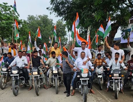 उघैती में निकली तिरंगा यात्रा में शामिल लोग। संवाद उघैती में निकली तिरंगा यात्रा में शामिल लोग। संवाद
