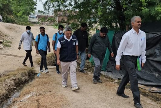 WHO टिम के सदस्यों ने ग्रामीणों को सतर्क रहने की दी हिदायत