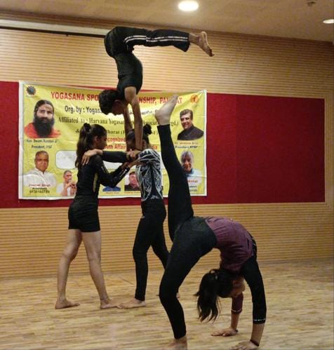 योगासन खेल चैंपियनशिप में योग करती बच्चियां। संवाद योगासन खेल चैंपियनशिप में योग करती बच्चियां। संवाद