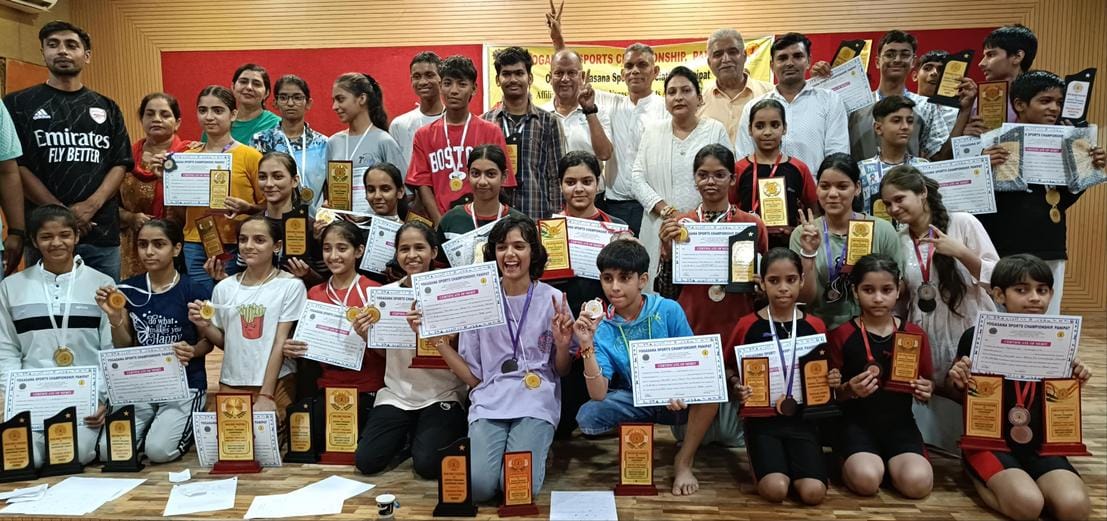 योगासन खेल चैंपियनशिप में योग करती बच्चियां। संवाद योगासन खेल चैंपियनशिप में योग करती बच्चियां। संवाद