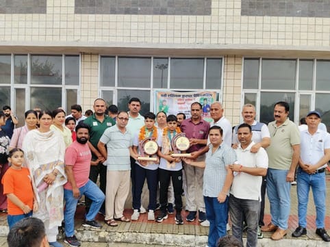 19 कैथल। खुशी सैनी का स्वागत करते पाला रामा सैनी व अन्य सदस्य। विज्ञप्ति 19 कैथल। खुशी सैनी का स्वागत करते पाला रामा सैनी व अन्य सदस्य। विज्ञप्ति