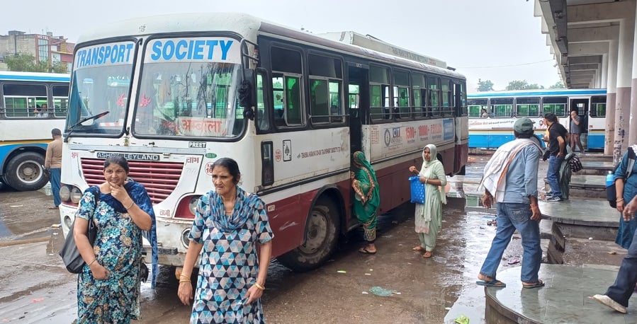 अंबाला छावनी बस स्टैंड स्थित काउंटर नंबर सात पर खड़ी प्राइवेट बस जिसका बोर्ड उतारा हुआ है। संव अंबाला छावनी बस स्टैंड स्थित काउंटर नंबर सात पर खड़ी प्राइवेट बस जिसका बोर्ड उतारा हुआ है। संव