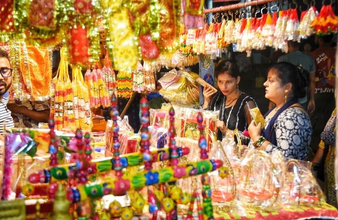 अमीनाबाद में मंगलवार को जन्माष्टमी की खरीदारी करते लोग। -अमर उजाला अमीनाबाद में मंगलवार को जन्माष्टमी की खरीदारी करते लोग। -अमर उजाला