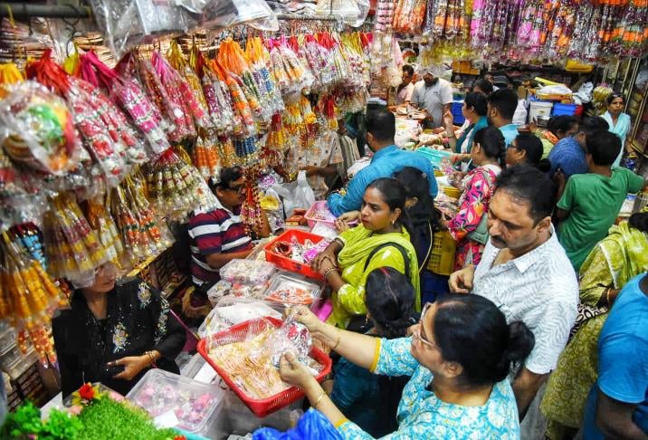 अमीनाबाद में मंगलवार को जन्माष्टमी की खरीदारी करते लोग। -अमर उजाला अमीनाबाद में मंगलवार को जन्माष्टमी की खरीदारी करते लोग। -अमर उजाला