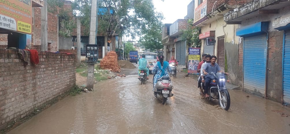 अमरपुरी में घर में जमीन के नीचे से निकल रहे पानी को निकालते राजकुमार। स्वयं