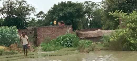 बाढ़ के पानी से घिरा जलालाबाद का गांव रैपुरा। संवाद