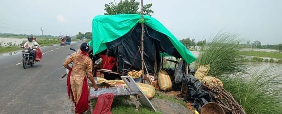 बाढ़ के पानी से घिरा जलालाबाद का गांव रैपुरा। संवाद