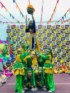 बाल भारती पब्लिक स्कूल में जन्माष्टमी पर्व के मौके पर विभिन्न वेशभूषा में आए छात्र छात्राएं। (स बाल भारती पब्लिक स्कूल में जन्माष्टमी पर्व के मौके पर विभिन्न वेशभूषा में आए छात्र छात्राएं। (स