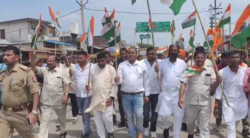 बिशारतगंज में तिरंगा यात्रा के दो फोटो बिशारतगंज में तिरंगा यात्रा के दो फोटो