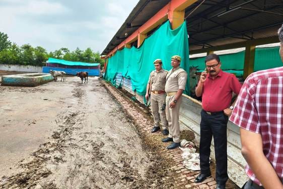 बिशारतगंज में तिरंगा यात्रा के दो फोटो बिशारतगंज में तिरंगा यात्रा के दो फोटो