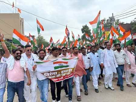 बिशारतगंज में तिरंगा यात्रा के दो फोटो बिशारतगंज में तिरंगा यात्रा के दो फोटो