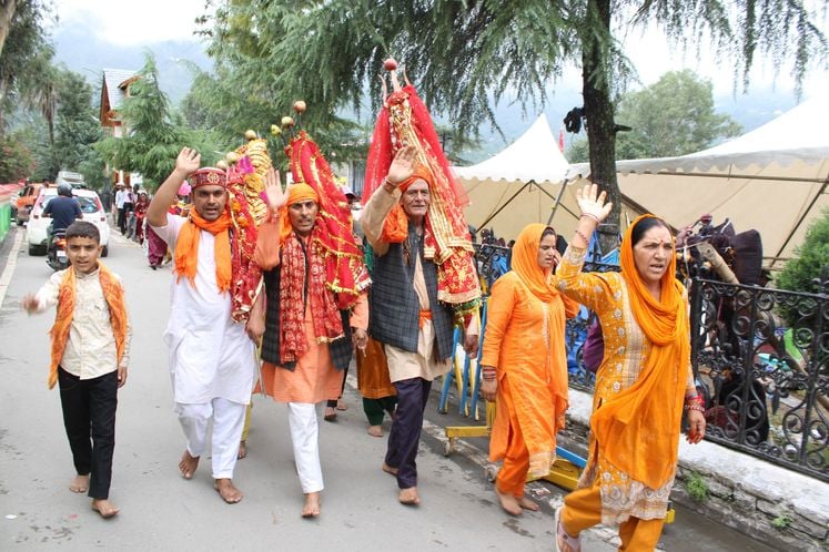 चंबा चौगान में मणिमहेश रवाना होने से पहले भज्नों पर झूमता भद्रवाह से आया श्रद्धालूओं का जत्था।स चंबा चौगान में मणिमहेश रवाना होने से पहले भज्नों पर झूमता भद्रवाह से आया श्रद्धालूओं का जत्था।स