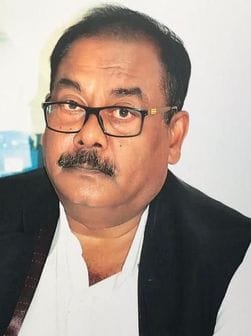 फोटो-1-बंथर स्थित एक इकाई में चर्म उत्पाद तैयार करते श्रमिक। संवाद फोटो-1-बंथर स्थित एक इकाई में चर्म उत्पाद तैयार करते श्रमिक। संवाद