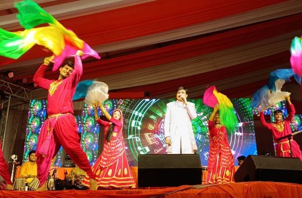 फोटो 12 एमएएचपी 10 परिचय-सांस्कृतिक मंच में कार्यक्रम देखने के लिए जुटी दर्शकों की भीड़। संवाद