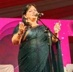 फोटो 12 एमएएचपी 10 परिचय-सांस्कृतिक मंच में कार्यक्रम देखने के लिए जुटी दर्शकों की भीड़। संवाद