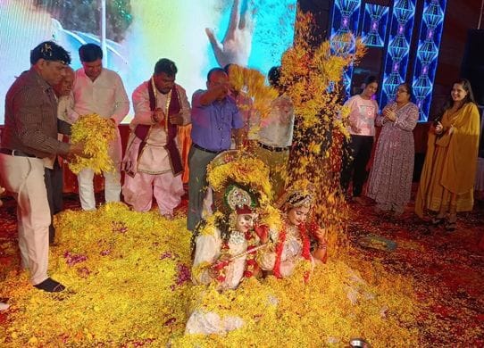 फोटो 13 एमएएचपी 04 परिचय-चारों धामोंं से निराला बृज धाम के दर्शन कर लो जी गीत पर प्रस्तुति देते फोटो 13 एमएएचपी 04 परिचय-चारों धामोंं से निराला बृज धाम के दर्शन कर लो जी गीत पर प्रस्तुति देते