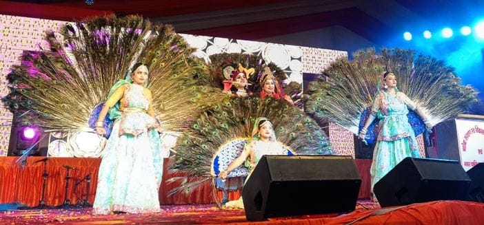 फोटो 13 एमएएचपी 04 परिचय-चारों धामोंं से निराला बृज धाम के दर्शन कर लो जी गीत पर प्रस्तुति देते फोटो 13 एमएएचपी 04 परिचय-चारों धामोंं से निराला बृज धाम के दर्शन कर लो जी गीत पर प्रस्तुति देते