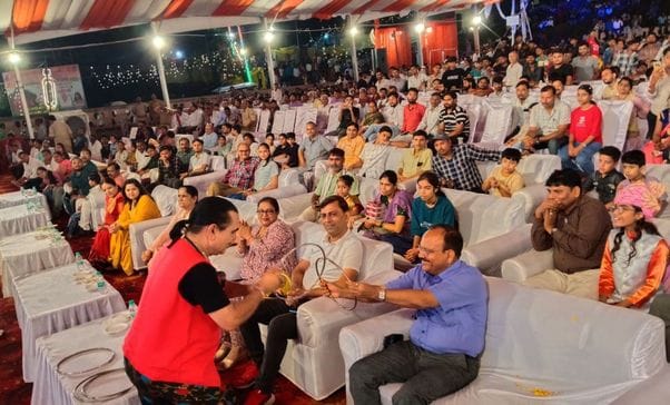 फोटो 13 एमएएचपी 06 परिचय-फूलों की होली में राधा कृष्ण पर फूल बरसाते अधिकारी व समाजसेवी। संवाद फोटो 13 एमएएचपी 06 परिचय-फूलों की होली में राधा कृष्ण पर फूल बरसाते अधिकारी व समाजसेवी। संवाद