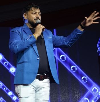 फोटो 13 एमएएचपी 06 परिचय-फूलों की होली में राधा कृष्ण पर फूल बरसाते अधिकारी व समाजसेवी। संवाद फोटो 13 एमएएचपी 06 परिचय-फूलों की होली में राधा कृष्ण पर फूल बरसाते अधिकारी व समाजसेवी। संवाद